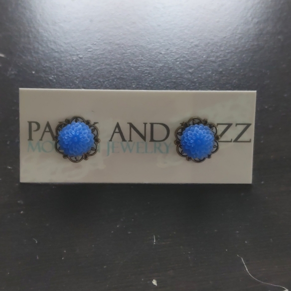 Blue flower Studs - Picture 1 of 3